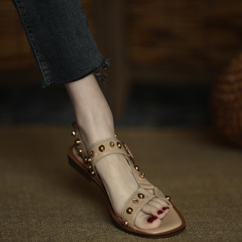 Giày Sandal Hở Ngón Đế Thấp Đính Đinh Tán Thời Trang Mùa Hè 2023 Phong Cách Mới Dành Cho Bạn Nữ