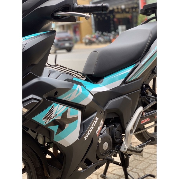 Tem rời Winner X mẫu Zin HRC phối tem xanh ngọc cho xe đen.