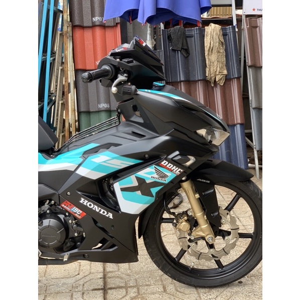 Tem rời Winner X mẫu Zin HRC phối tem xanh ngọc cho xe đen.