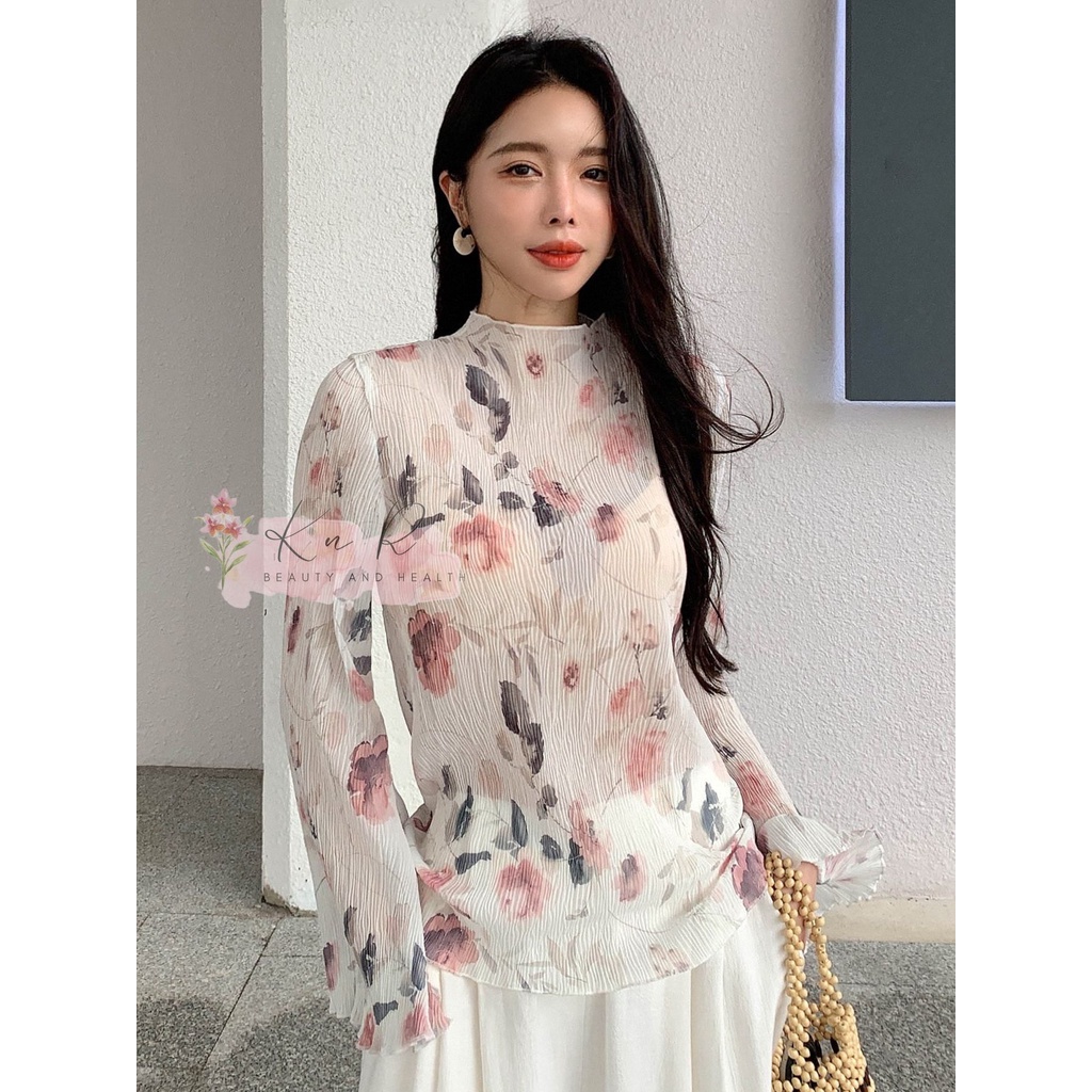 Áo voan gân nữ cổ lọ, tay bèo dài, hoạ tiết in hoa kiểu Hàn Quốc, có xuyên thấu ít, mặc kèm lót.