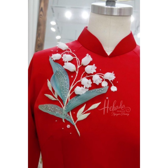 Hoa Lan kết kèm lá