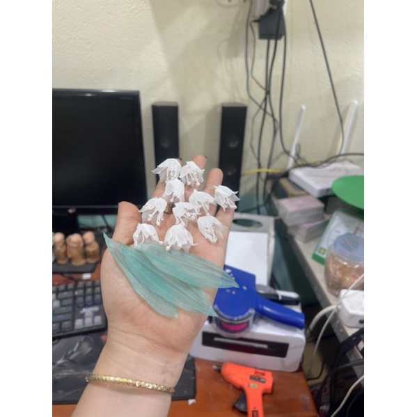 Hoa Lan kết kèm lá