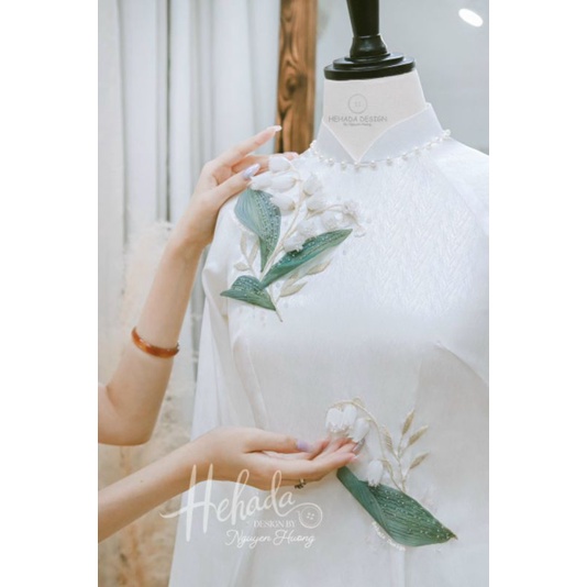 Hoa Lan kết kèm lá