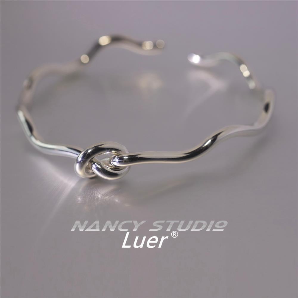 Vòng Tay Hở Mạ Bạc 925 Thiết Kế Thắt Nút Độc Đáo Sang Trọng