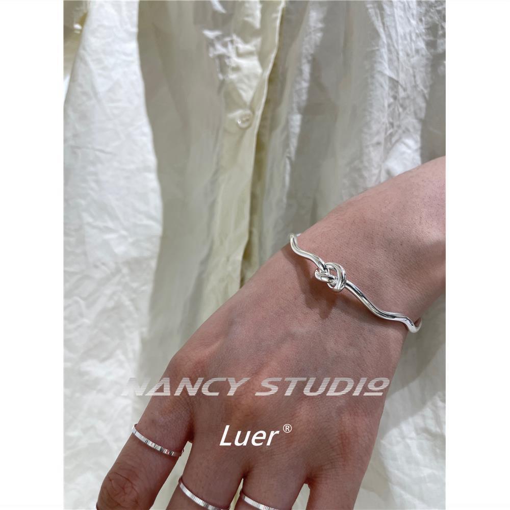 Vòng Tay Hở Mạ Bạc 925 Thiết Kế Thắt Nút Độc Đáo Sang Trọng