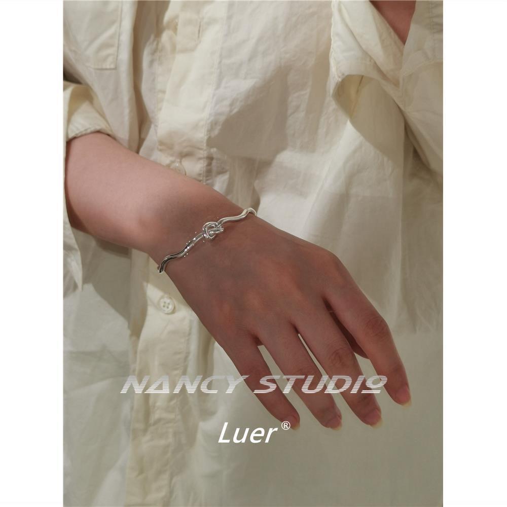 Vòng Tay Hở Mạ Bạc 925 Thiết Kế Thắt Nút Độc Đáo Sang Trọng