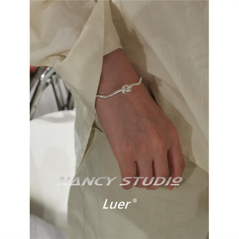 Vòng Tay Hở Mạ Bạc 925 Thiết Kế Thắt Nút Độc Đáo Sang Trọng