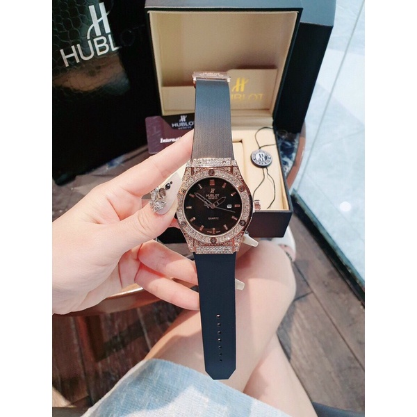 Đồng hồ đeo tay Hublot hai viền đá