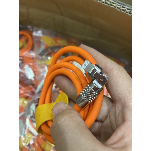 Cáp 120w hai đầu bọc sắt rất chắc chắn, dây cao su non mềm mại, đầu ra xoay 180 độ