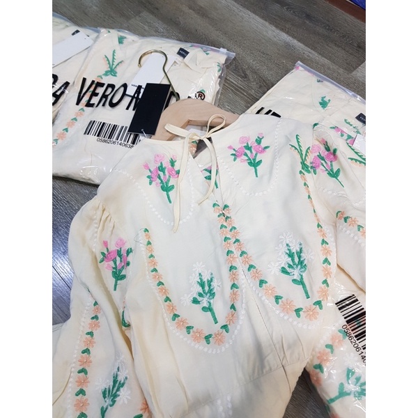 Váy vero thêu hoa