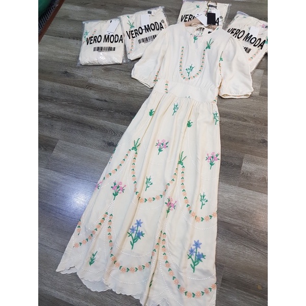 Váy vero thêu hoa