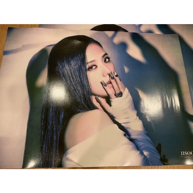 Poster của album “Me” - Jisoo 2 ver đỏ/đen