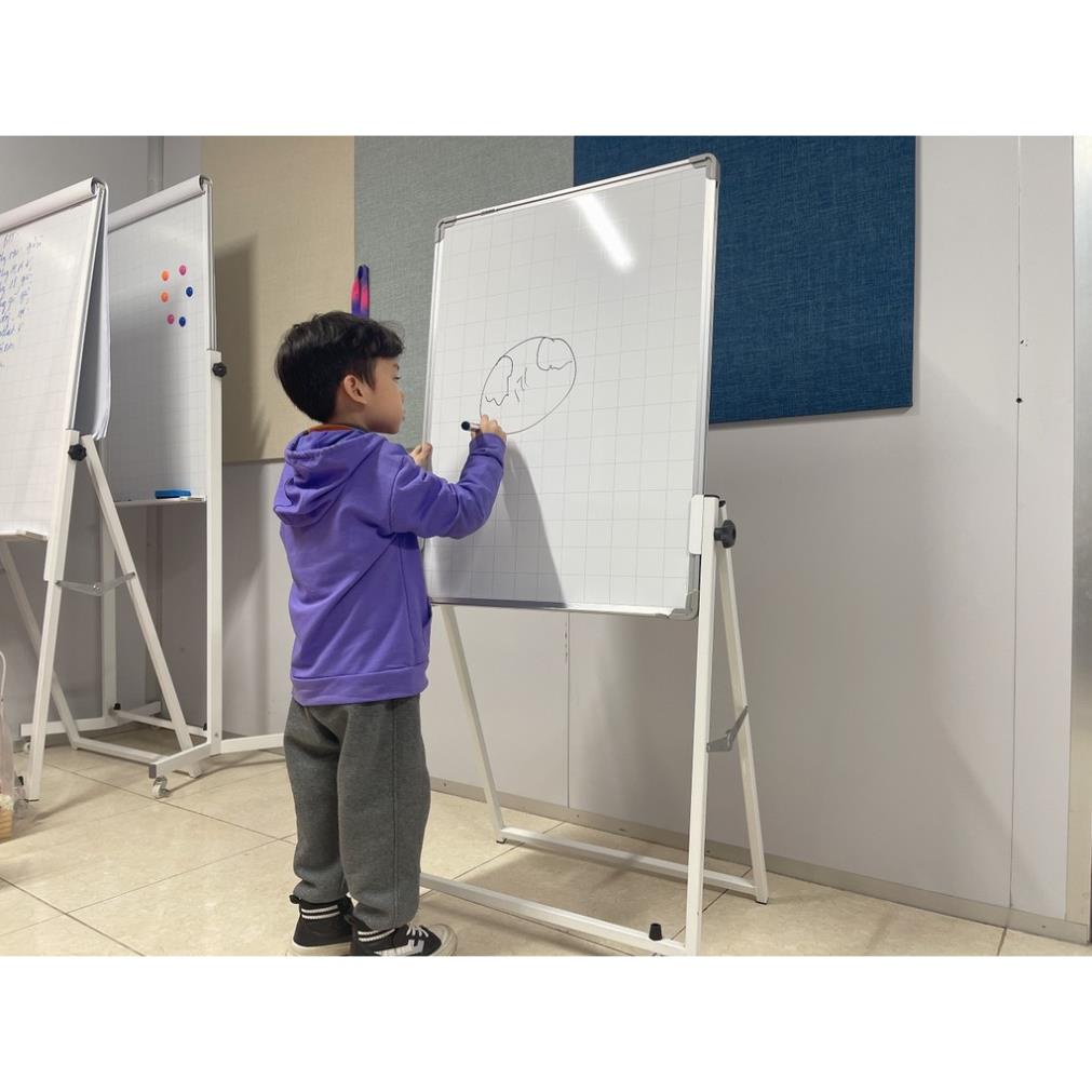 Bảng flipchart màu trắng viết bút điều chỉnh độ cao lên xuống và gấp gọn khi không sử dụng