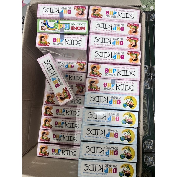 Khẩu trang 3D trẻ em hộp 50 cái Đại Hồng Phát (mẫu ngẫu nhiên cho bé trai hoặc gái)