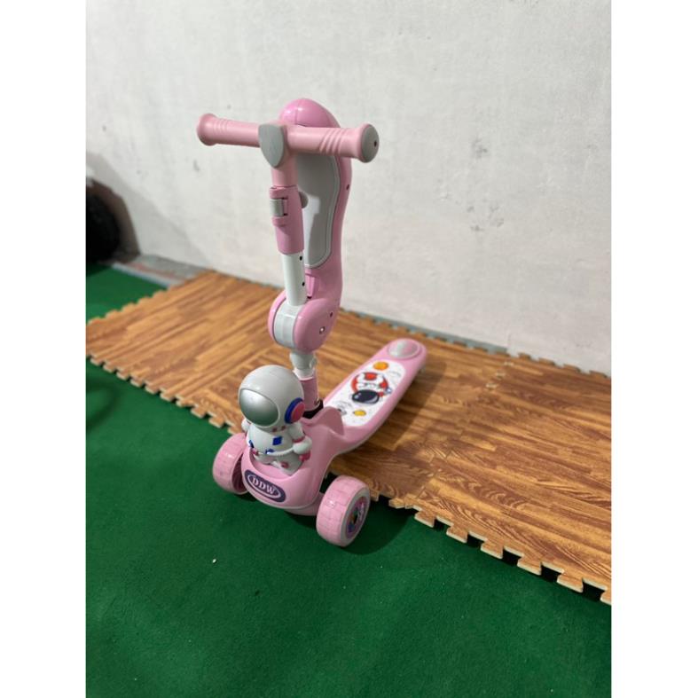 Xe Scooter cho bé phi ành phi hành gia , bánh có đèn có nhạc 3 in 1 chịu lực 90KG