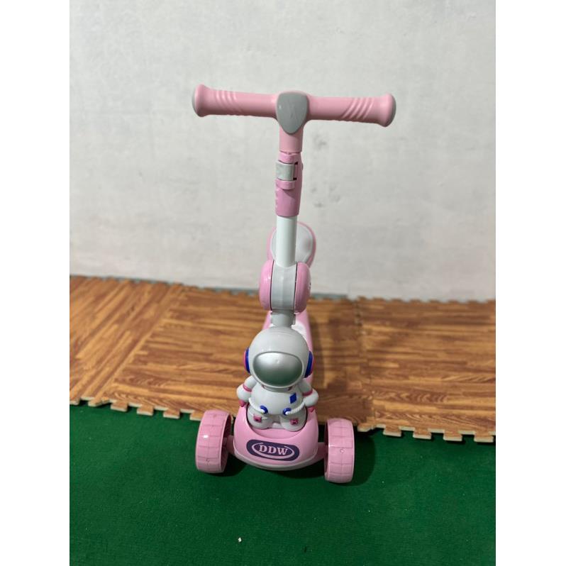 Xe Scooter cho bé phi ành phi hành gia , bánh có đèn có nhạc 3 in 1 chịu lực 90KG