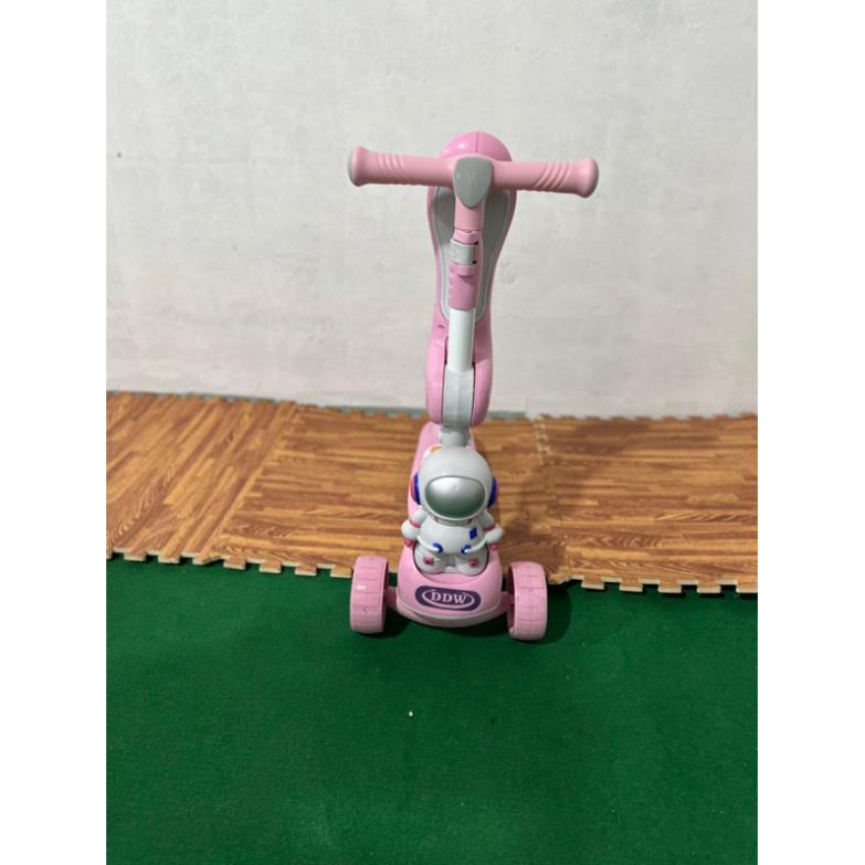 Xe Scooter cho bé phi ành phi hành gia , bánh có đèn có nhạc 3 in 1 chịu lực 90KG