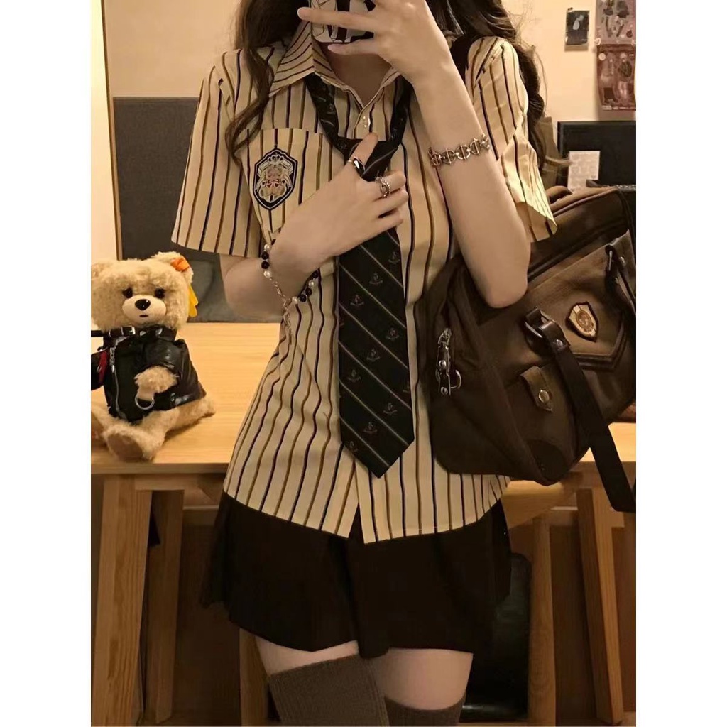 Set Áo Sơ Mi Tay Ngắn Kẻ Sọc + Chân Váy Xếp Ly Màu Nâu Phong Cách Hàn Quốc Thời Trang Mùa Hè 2023 Mới