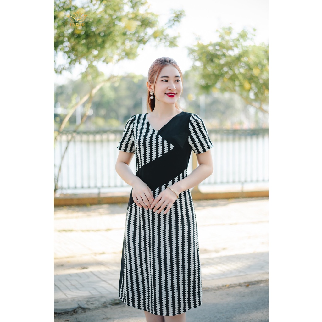 Đầm Suông thiết kế TTV1328 thời trang Cổ tim tay ngắn màu Đen họa tiết sang trọng