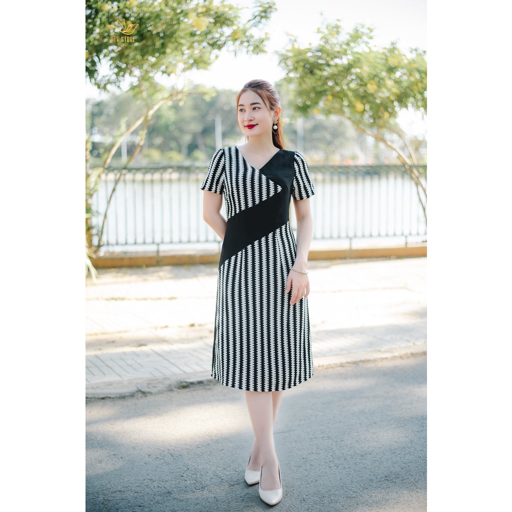 Đầm Suông thiết kế TTV1328 thời trang Cổ tim tay ngắn màu Đen họa tiết sang trọng