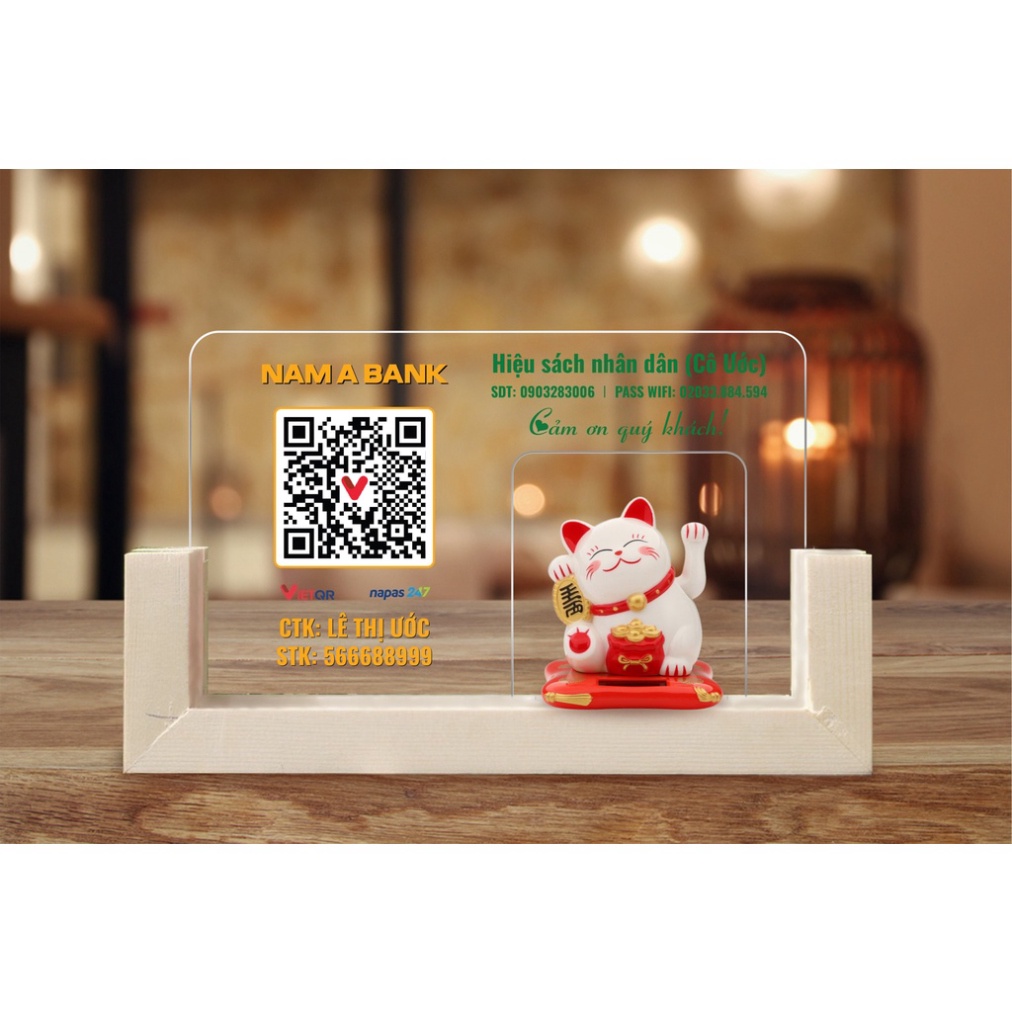 Bảng mica in mã Qr Code theo yêu cầu, để bàn đựng mèo thần tài vẫy tay chất liệu bền đẹp, mực in sắc nét
