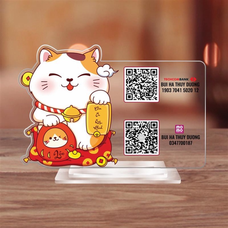 Bảng mica in mã qr hình mèo thần tài để bàn in theo yêu cầu bền đẹp, sang trọng