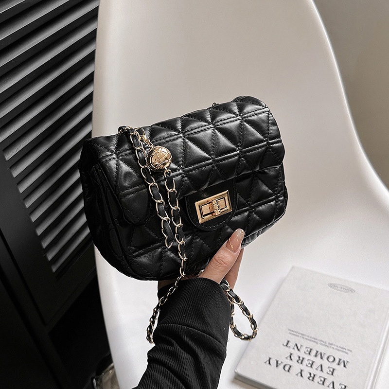 Túi Xách Đeo Vai / Kẹp Nách Phối Dây Xích Thêu Hoạ Tiết Kim Cương Thời Trang 2023