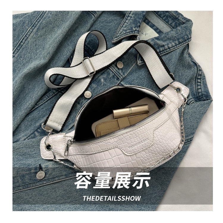 Túi Đeo Chéo Ngực Cỡ Nhỏ Phối Dây Xích Thời Trang Mùa Xuân 2023 Cho Nữ