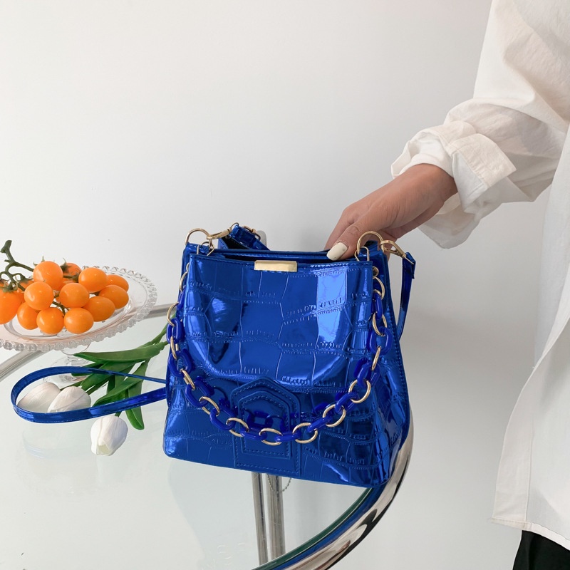 Túi Xách Đeo Chéo Cỡ Lớn Màu Laser Phối Dây Xích Thời Trang Mùa Xuân 2023