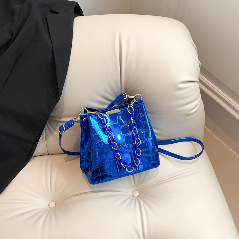 Túi Xách Đeo Chéo Cỡ Lớn Màu Laser Phối Dây Xích Thời Trang Mùa Xuân 2023