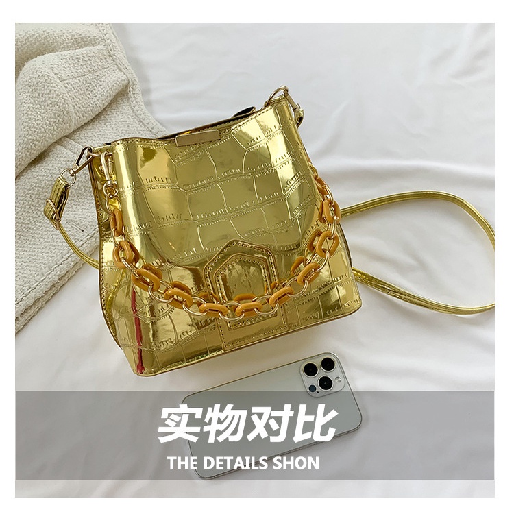 Túi Xách Đeo Chéo Cỡ Lớn Màu Laser Phối Dây Xích Thời Trang Mùa Xuân 2023