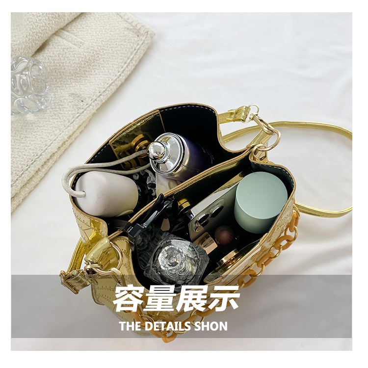 Túi Xách Đeo Chéo Cỡ Lớn Màu Laser Phối Dây Xích Thời Trang Mùa Xuân 2023