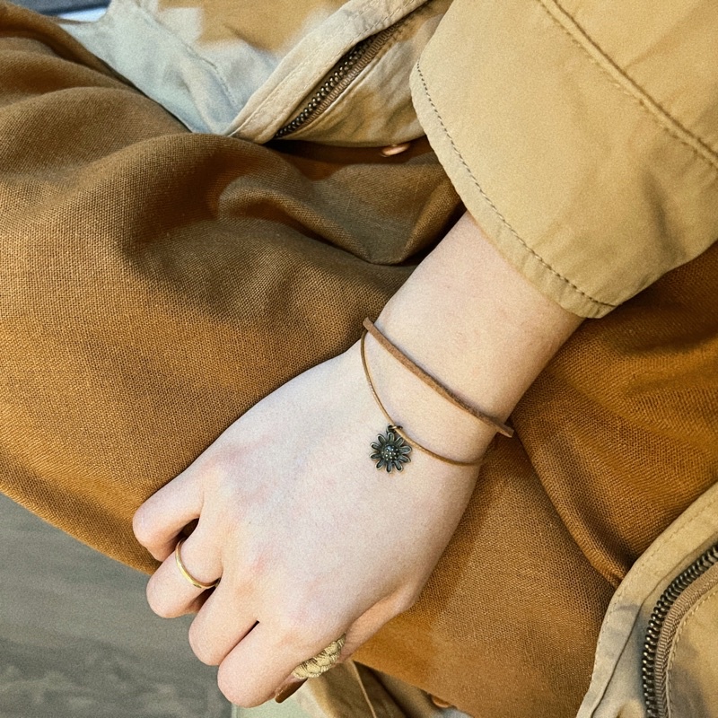 Vòng tay Yuma - Vòng da mix charm bánh lái, hoa cúc daisy