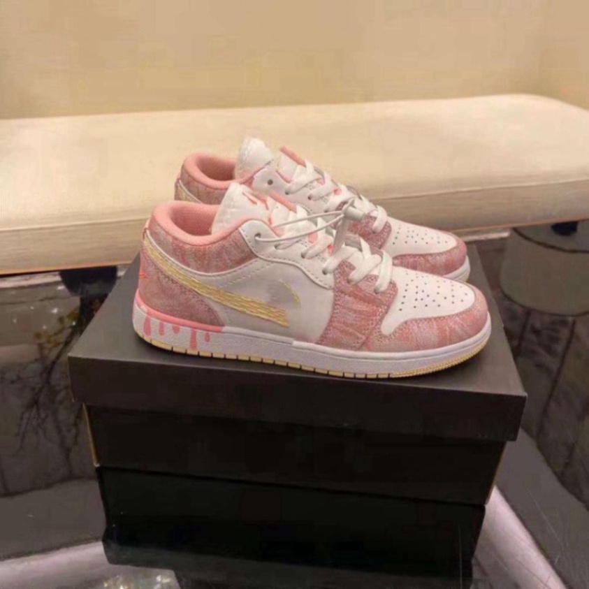 Giày Sneaker Nike Air Jordan 1 Low GS ‘Strawberry Ice Cream Hồng Vẩy Sơn Cho Nữ Full Box Size