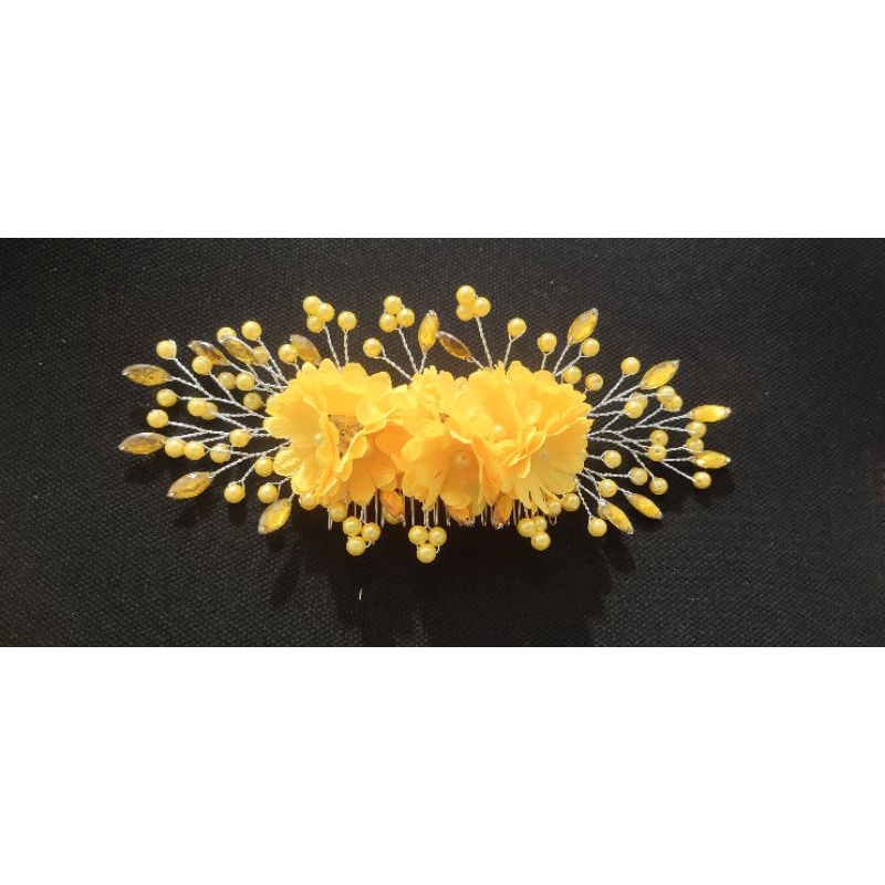 Hoa cài đầu vàng