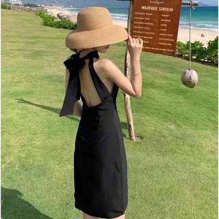váy yếm đen đi biển