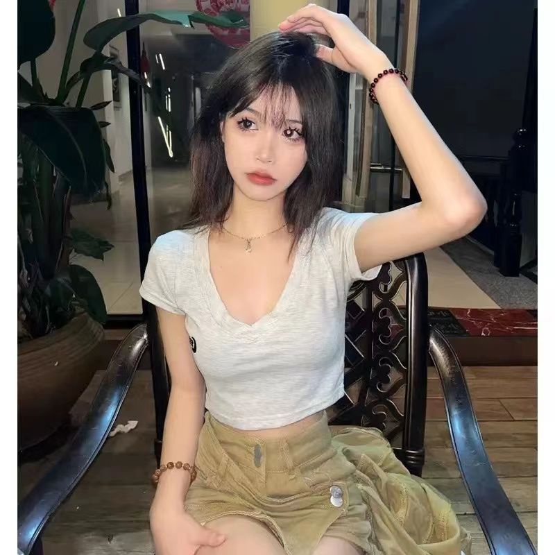 Áo Thun Nữ Ngắn Tay Cổ Chữ V Thêu Hoa Thời Trang