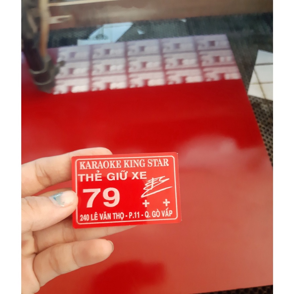 ĐƠN VỊ SX Thẻ giữ xe, thẻ mica, số phòng, số tủ, móc khóa...6x4cm khắc gặm nhấm bằng laser thẳng lên mica, độ tốt 10 năm