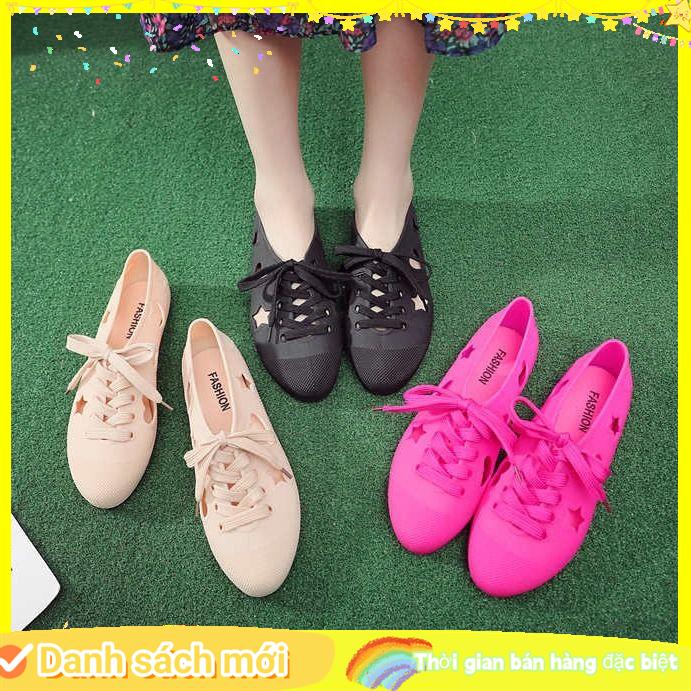 Giày Sandal Nhựa Dẻo Đế Bằng Thiết Kế Đục Lỗ Thời Trang Đi Biển Cho Nữ
