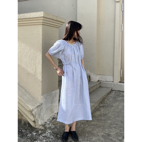 chất liệu linen mềm nhẹ fom suông rộng kèm đai váy.Mặc được 2 kiểu ngang vai tròn