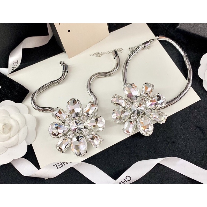Vòng cổ choker hình bông hoa đính đá