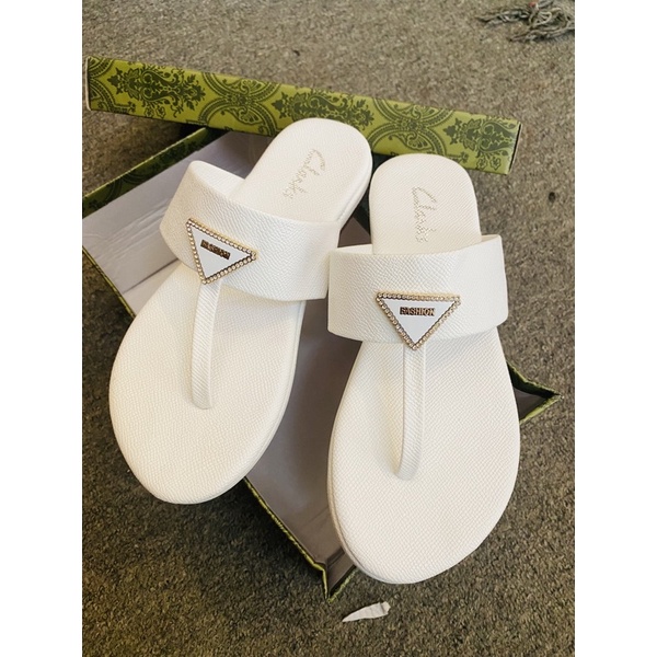 Dép xỏ ngón trắng tam giác