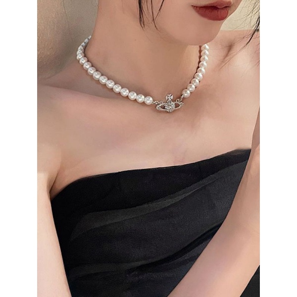 Vòng cổ chocker hạt trai charm hành tinh Vivienne west wood