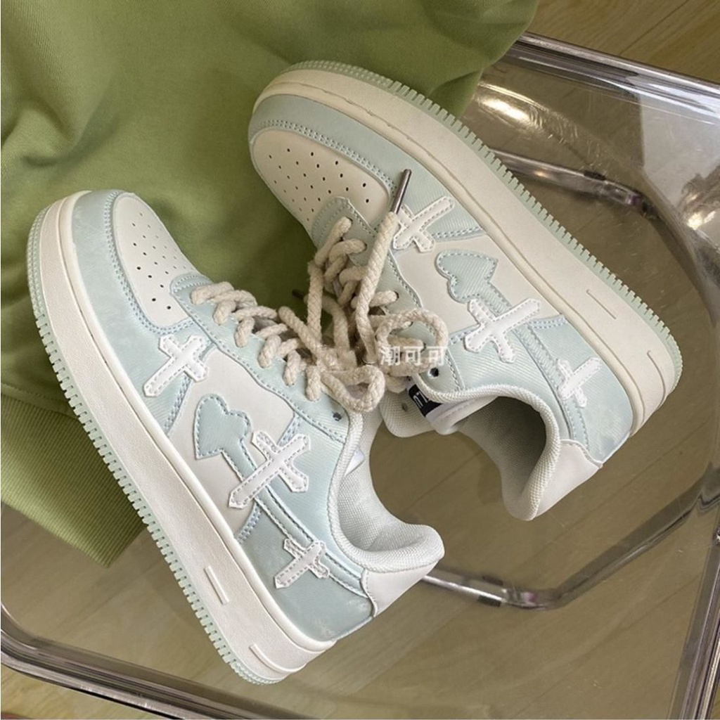 Giày Thể Thao Trắng Đan Dây Chéo Hình Trái Tim Phong Cách Hong Kong Hợp Thời Trang Cho Nữ
