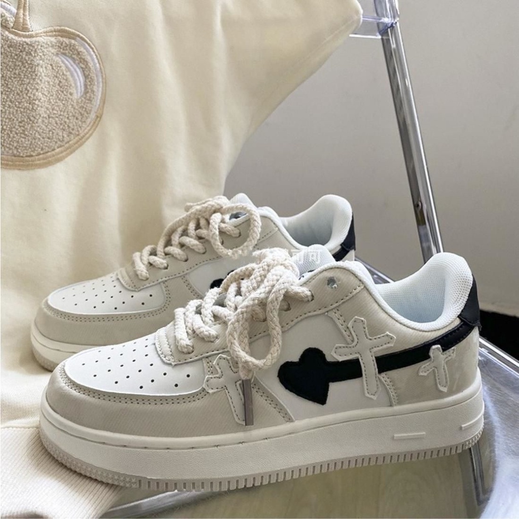 Giày Thể Thao Trắng Đan Dây Chéo Hình Trái Tim Phong Cách Hong Kong Hợp Thời Trang Cho Nữ