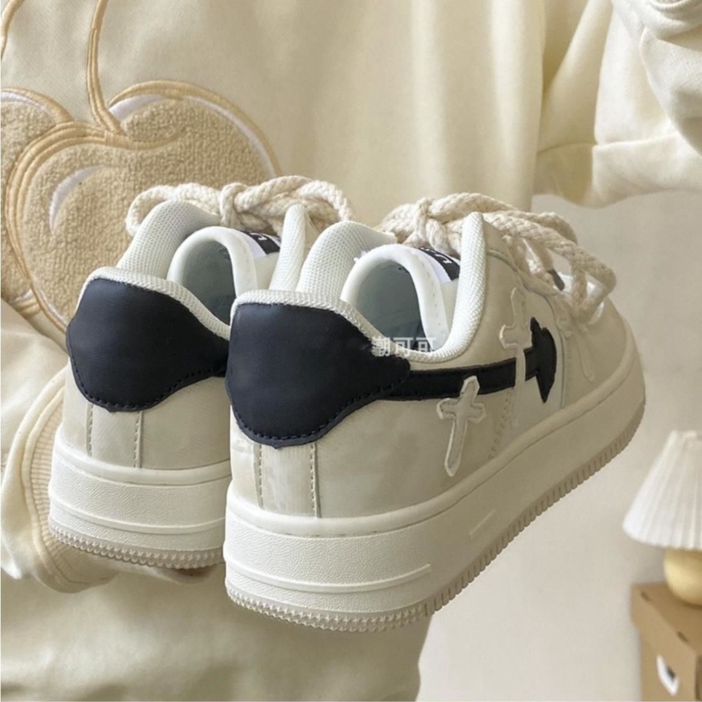Giày Thể Thao Trắng Đan Dây Chéo Hình Trái Tim Phong Cách Hong Kong Hợp Thời Trang Cho Nữ