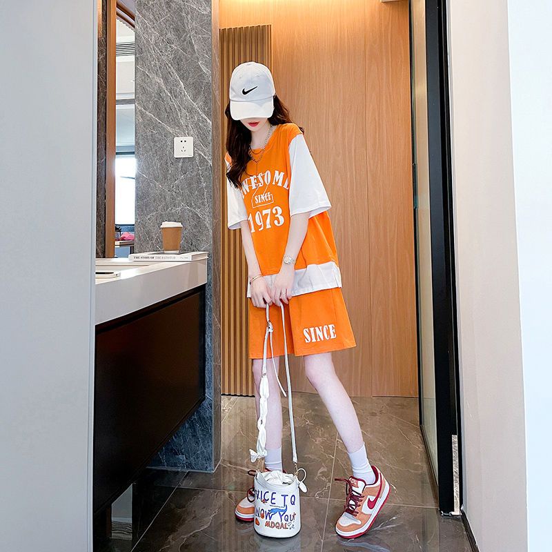 Set Áo Thun Ngắn Tay Giả Hai Lớp + Quần Short Thời Trang Thể Thao Năng Động Cho Nữ