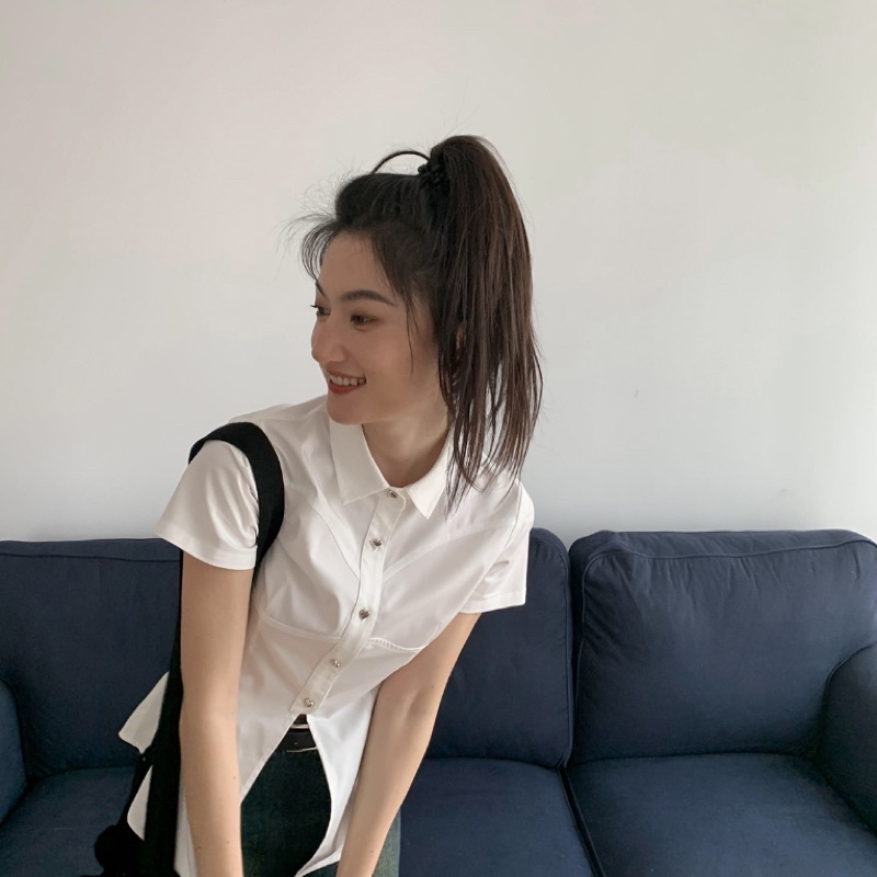 Áo sơ mi trắng cộc tay xẻ tà trước cá tính