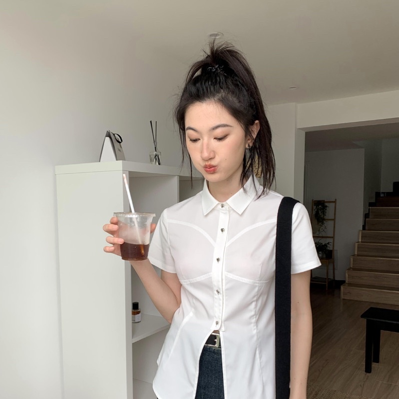 Áo sơ mi trắng cộc tay xẻ tà trước cá tính