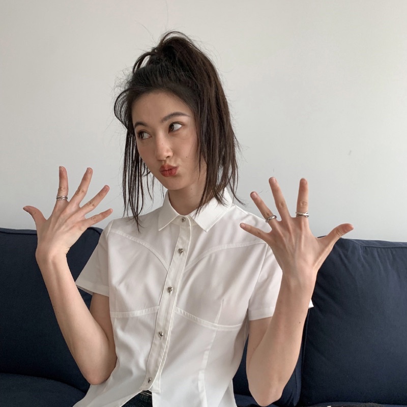 Áo sơ mi trắng cộc tay xẻ tà trước cá tính